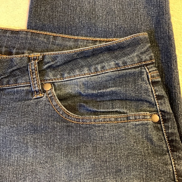 Torrid Regular Wash Tapered Jean 20T - Picture 4 of 9